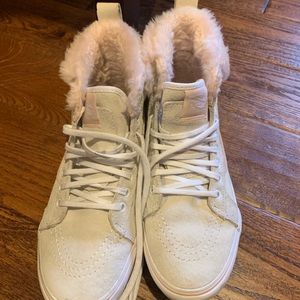 Women’s white Vans Sk8 pink fur lined.